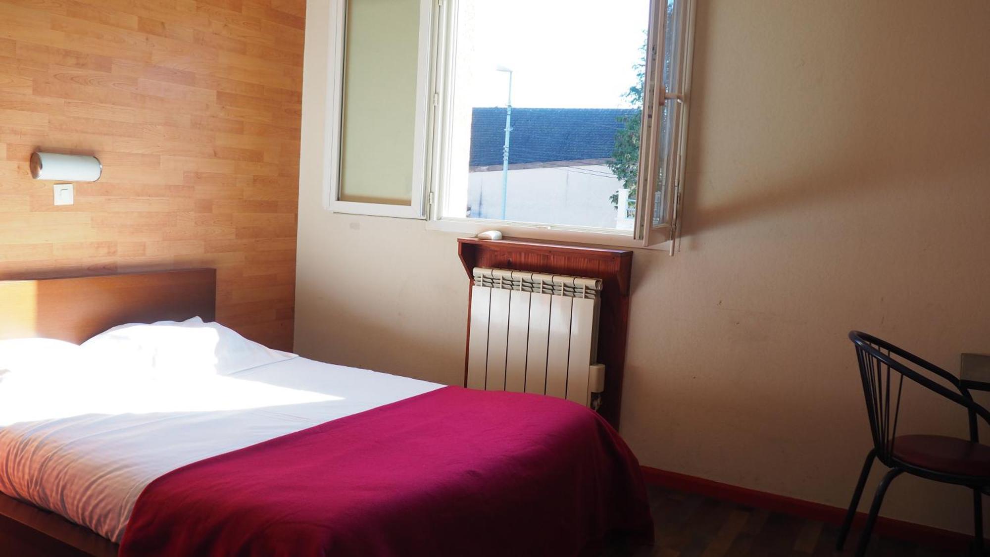 Le Logis De La Garenne Hotel Morestel ภายนอก รูปภาพ