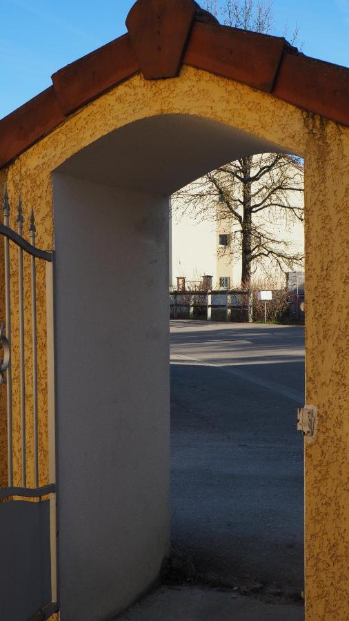 Le Logis De La Garenne Hotel Morestel ภายนอก รูปภาพ